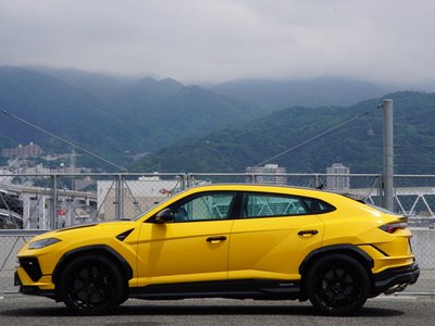 LAMBORGHINI URUS - 10