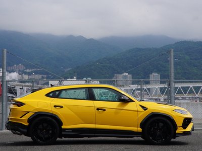 LAMBORGHINI URUS - 6