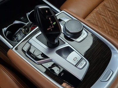 BMW 7 SERIES - 8