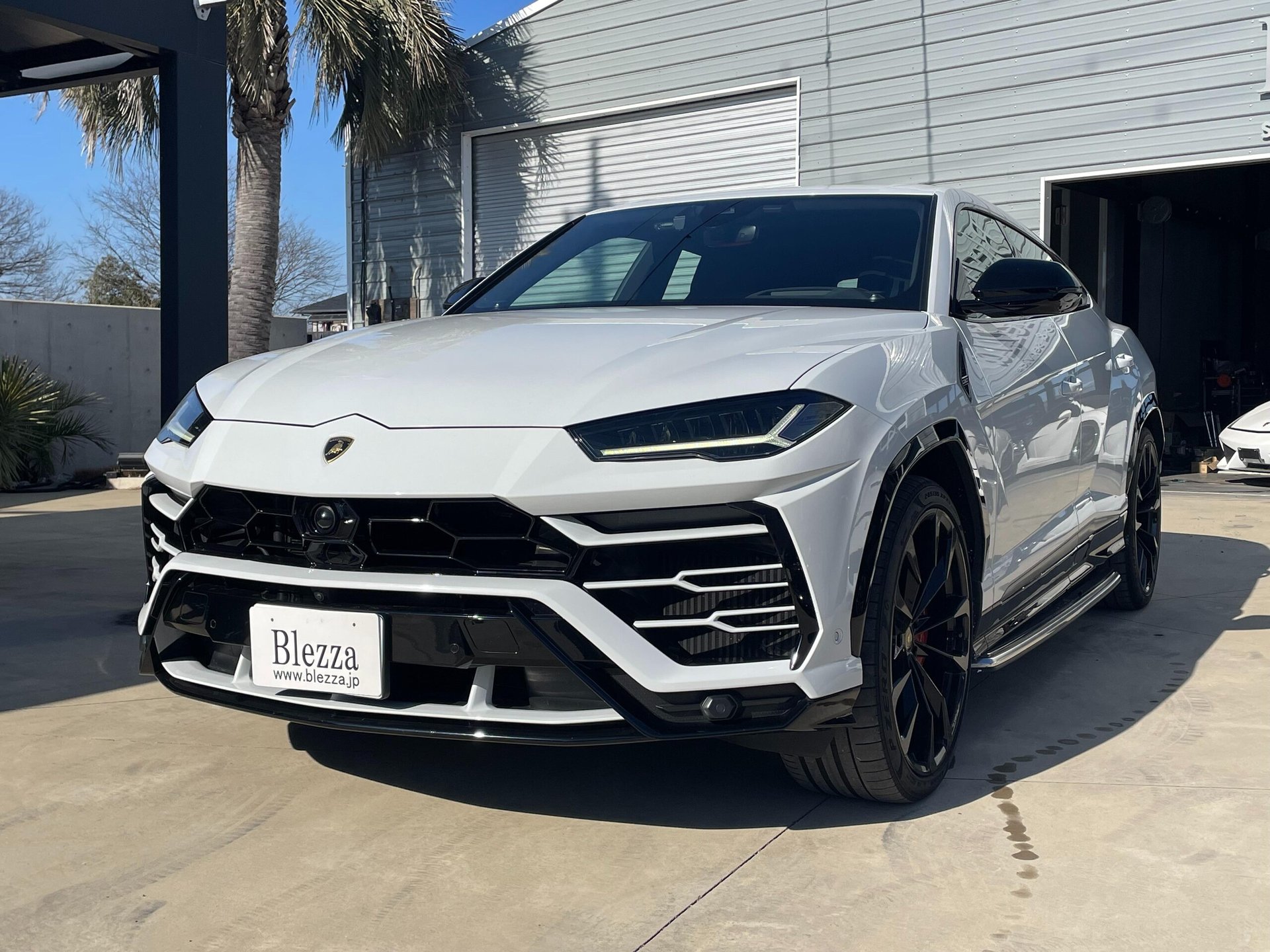 LAMBORGHINI URUS - View 1