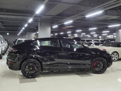 LAMBORGHINI URUS - 5