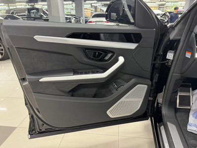 LAMBORGHINI URUS - 4