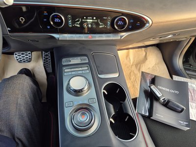 2021 Genesis GV70 — миниатюра 17