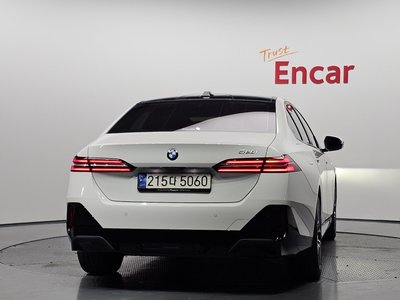 2023 BMW 5 SERIES — фото 3