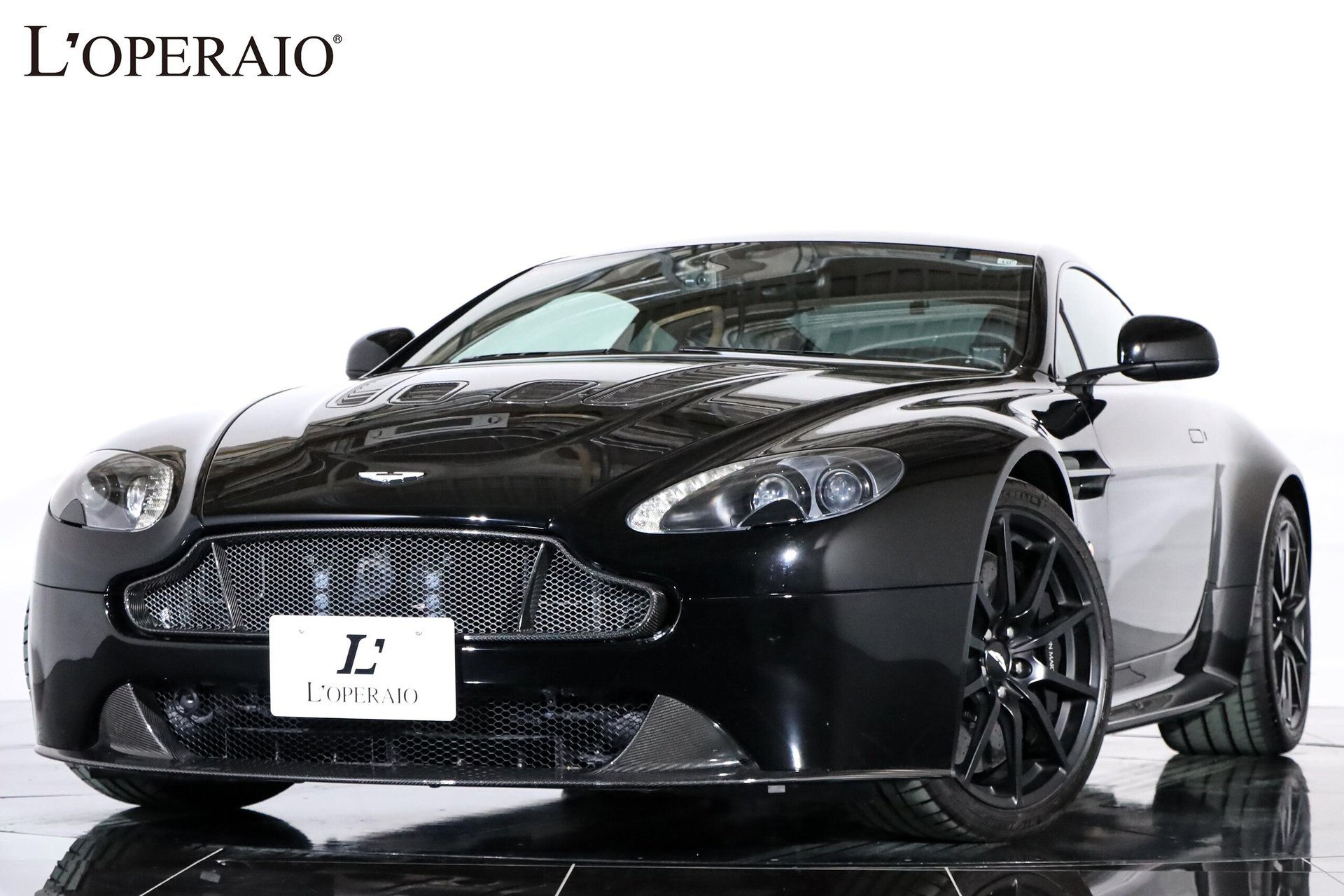 ASTON MARTIN V12 VANTAGE - View 1