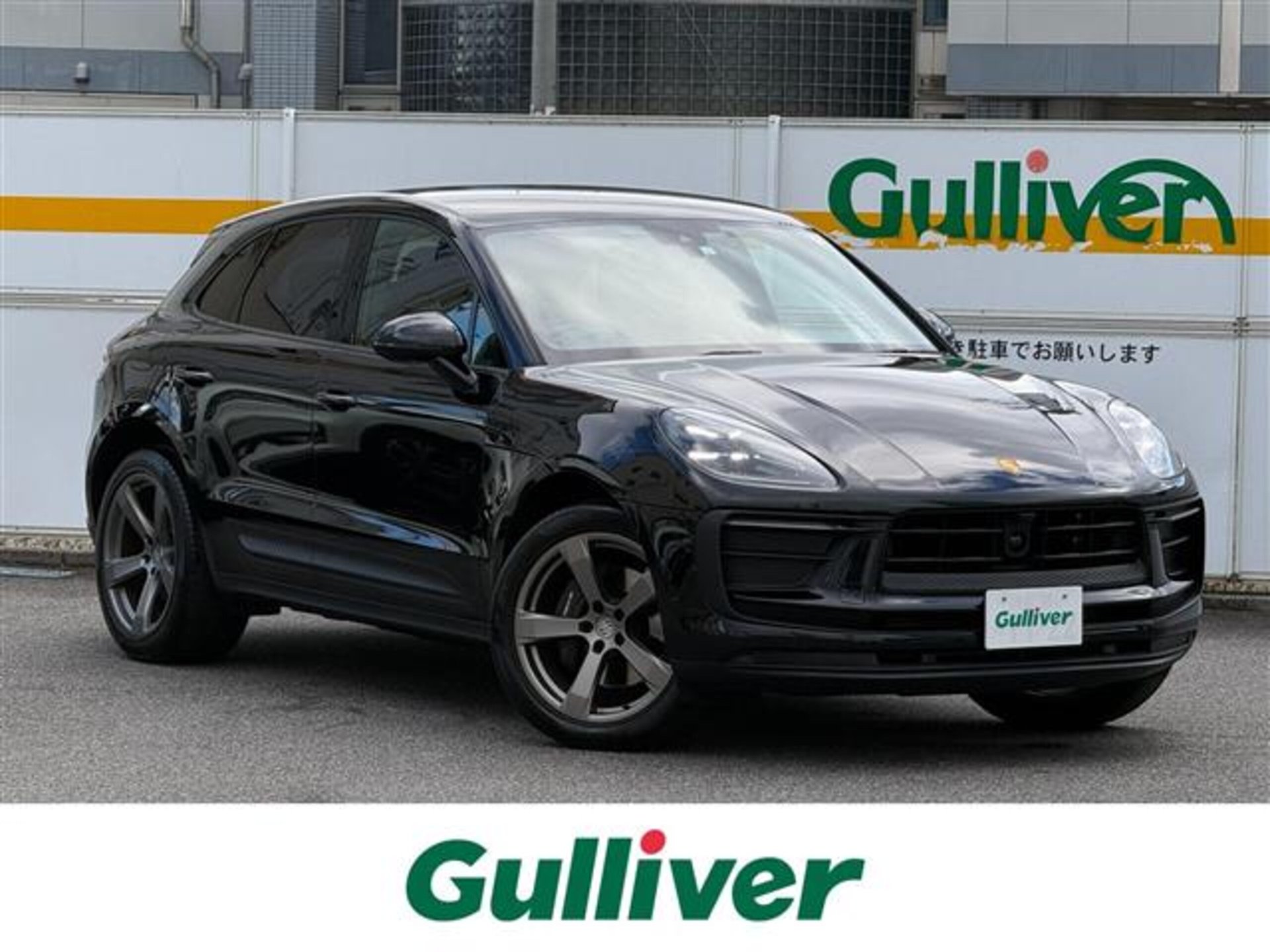 PORSCHE MACAN - View 1