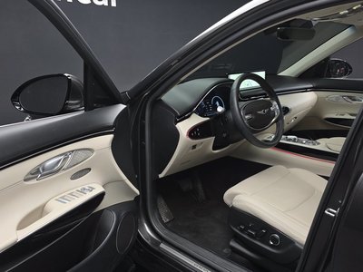 صورة 10 لـ 2023 Genesis GV70