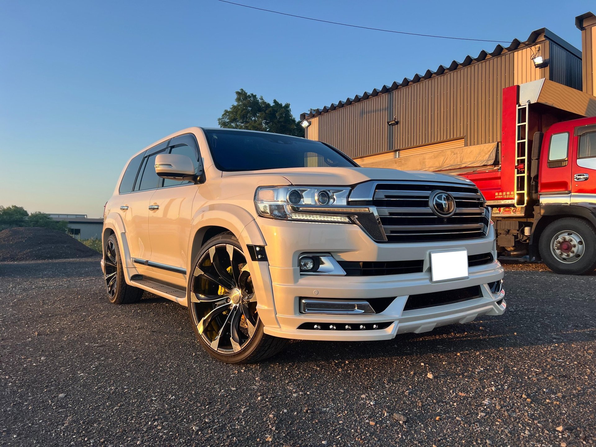 TOYOTA LAND CRUISER 200 - View 1