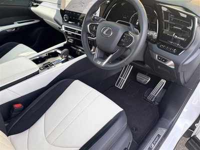 صورة 9 لـ 2025 Lexus RX