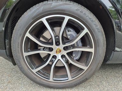 2024 Porsche CAYENNE photo 3