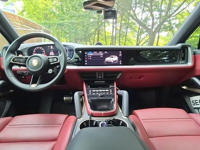 2024 Porsche CAYENNE photo 10