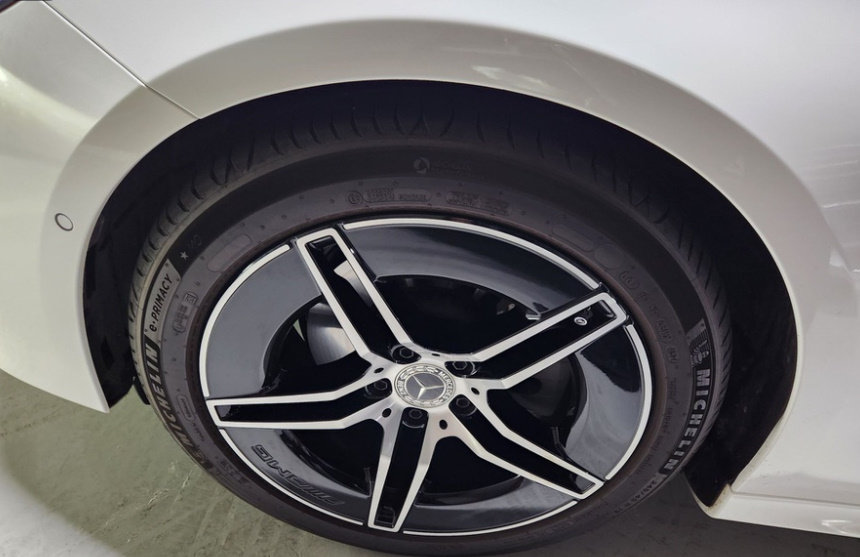 MERCEDES-BENZ E-CLASS - View 1