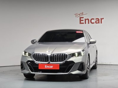 2025 BMW 5 SERIES — фото 2