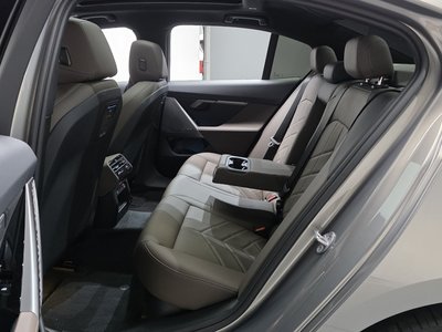 2025 BMW 5 SERIES 缩略图 16