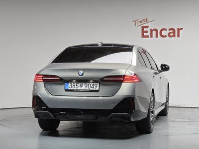 2025 BMW 5 SERIES — фото 4