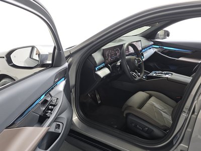 2025 BMW 5 SERIES 缩略图 13