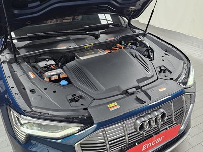 AUDI E-TRON - 7