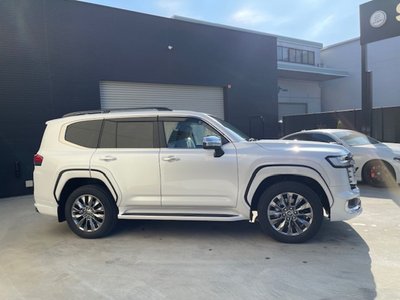 TOYOTA LAND CRUISER 300 - 7