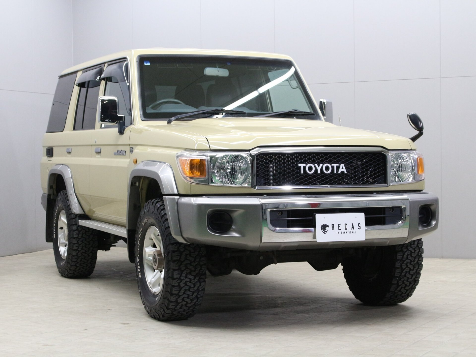 TOYOTA LAND CRUISER 70 - View 1
