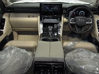 صورة 7 لـ 2025 Toyota LAND CRUISER 300