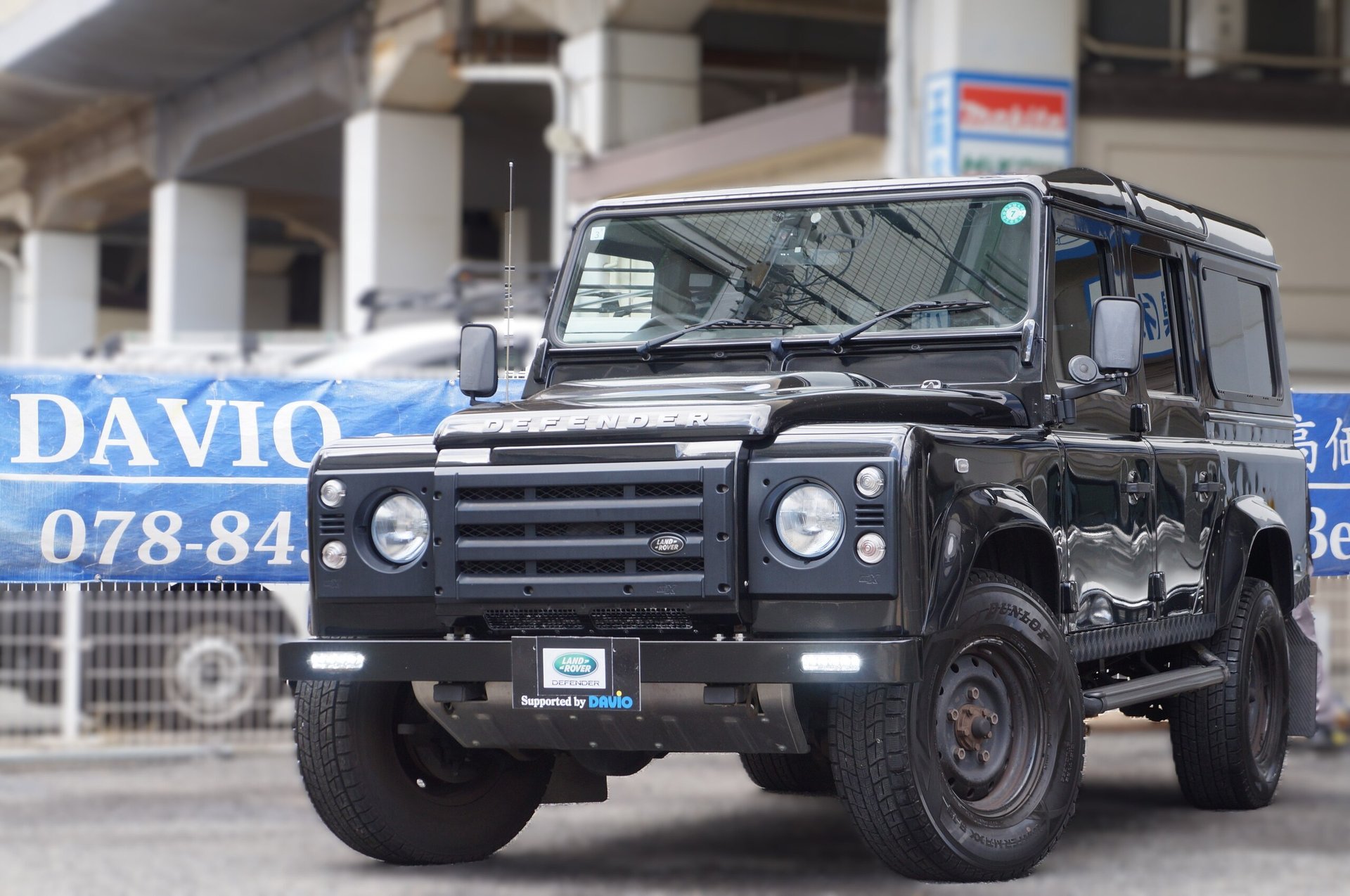 LAND ROVER DEFENDER - View 1