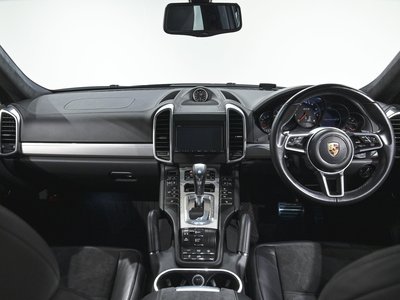 2016 Porsche CAYENNE thumbnail 23