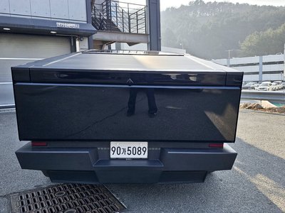 TESLA CYBERTRUCK - 4