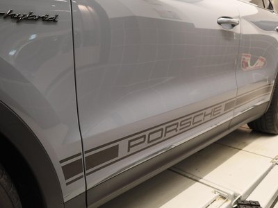 2025 Porsche CAYENNE photo 7