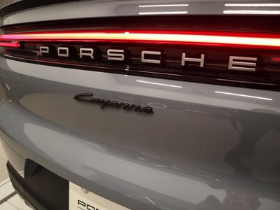 2025 Porsche CAYENNE photo 9
