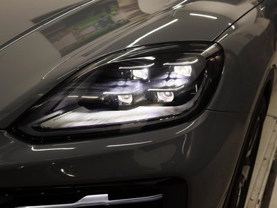 2025 Porsche CAYENNE photo 8