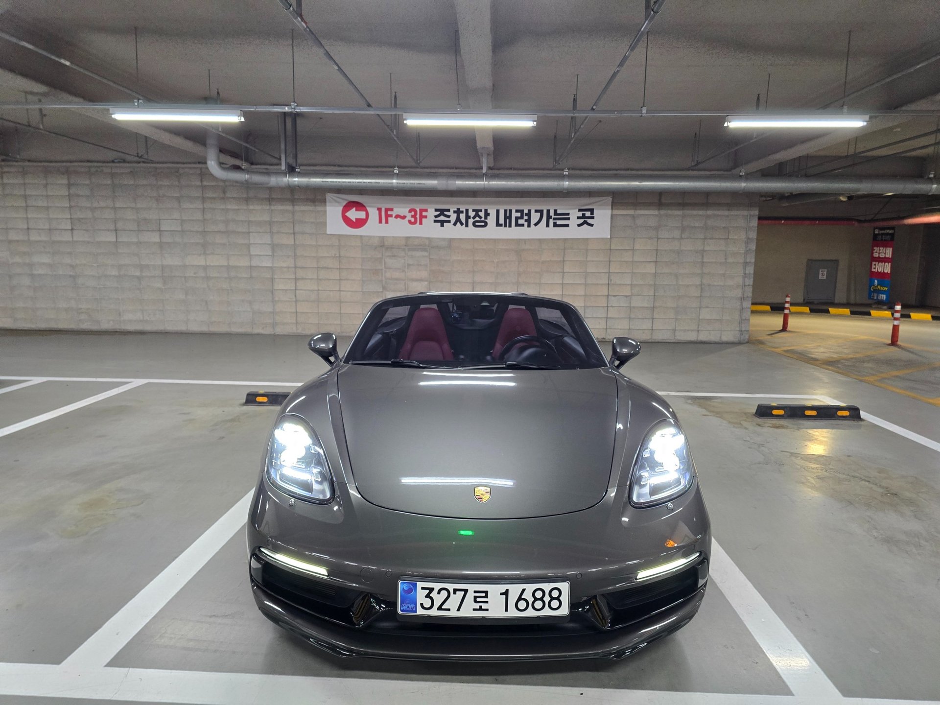 PORSCHE 718 BOXSTER - View 1