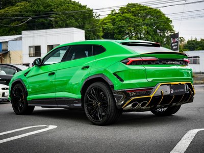 LAMBORGHINI URUS - 4