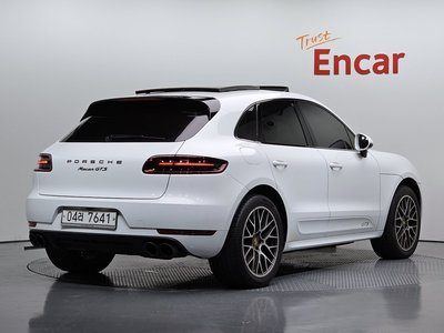 PORSCHE MACAN - 4