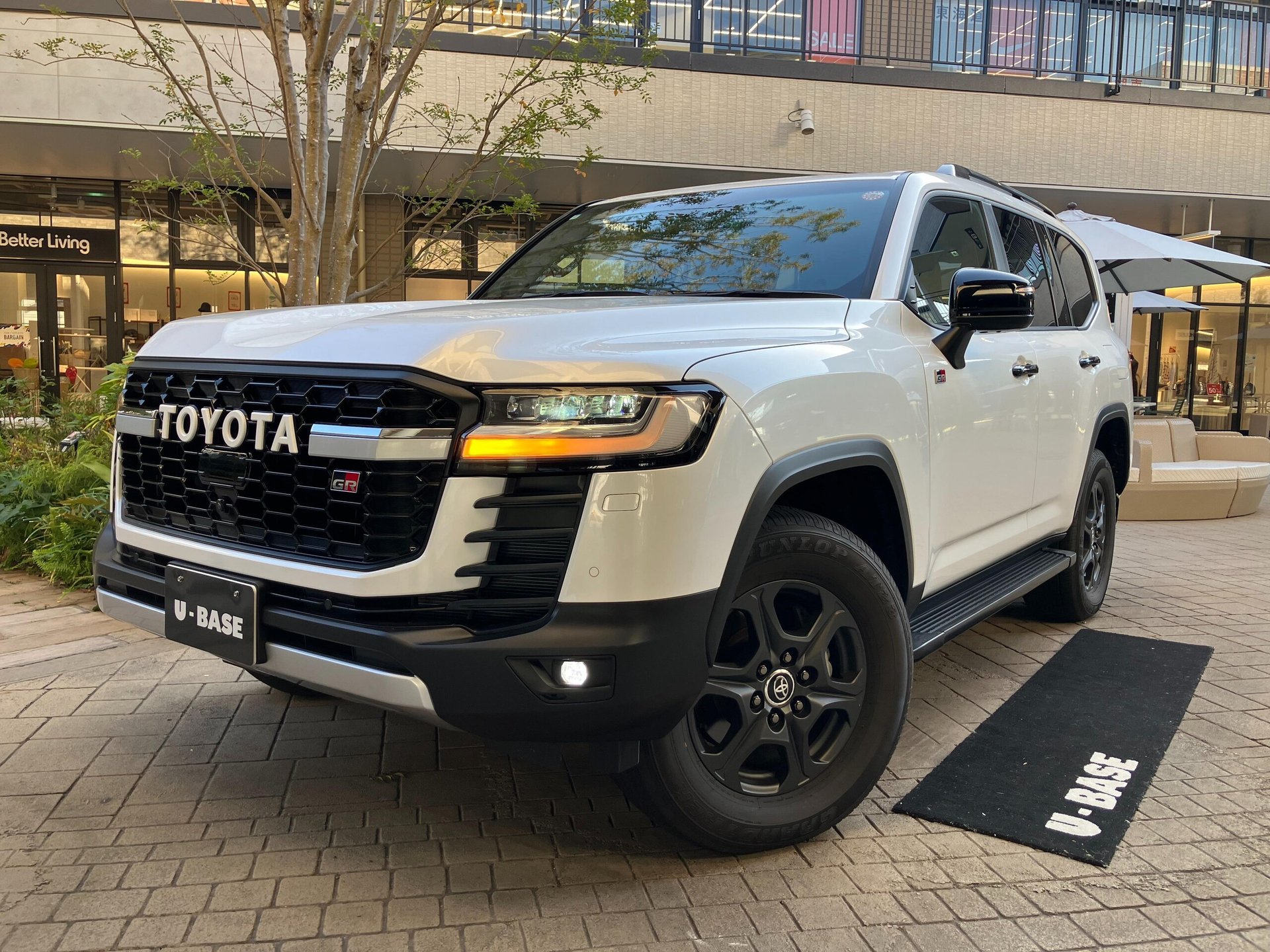 TOYOTA LAND CRUISER 300 - View 1