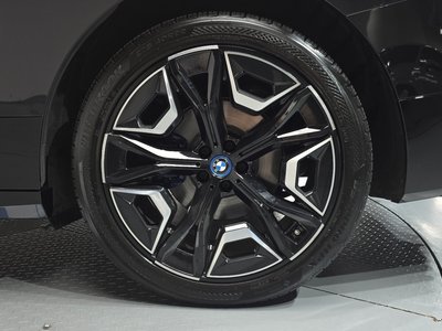 BMW IX - 8