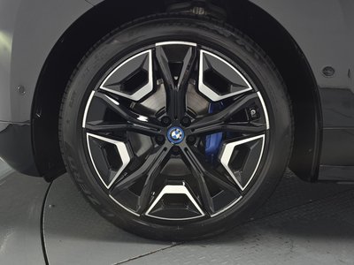 BMW IX - 6
