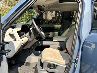 LAND ROVER DEFENDER - 8