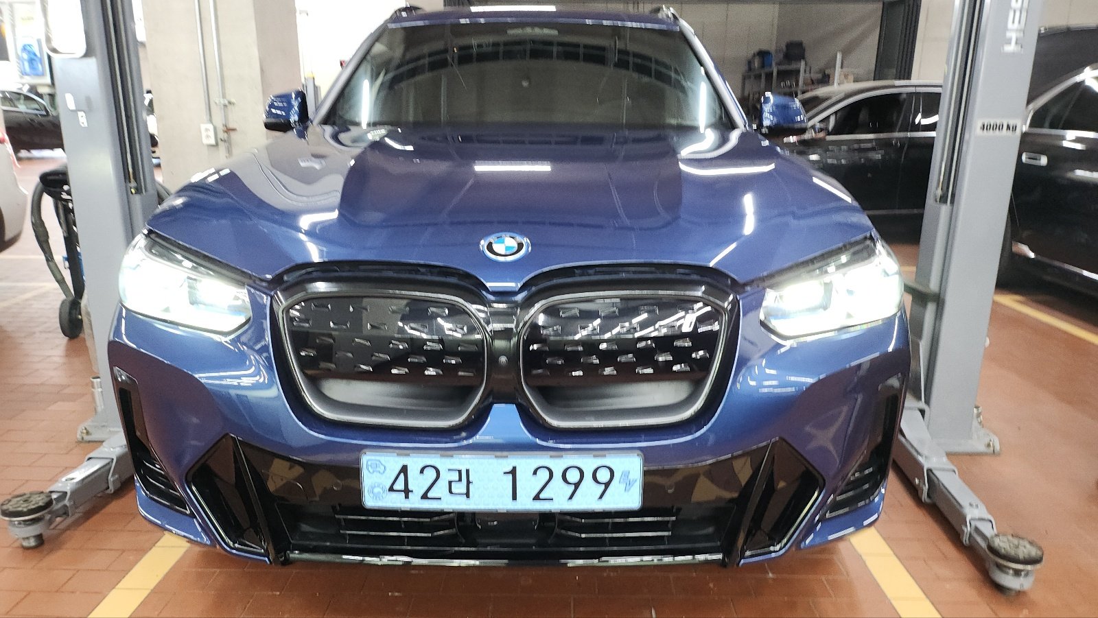 BMW IX3 - View 1