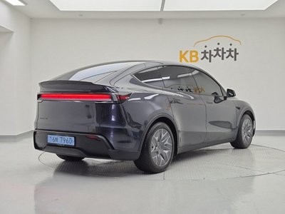 2026 Tesla MODEL Y photo 3