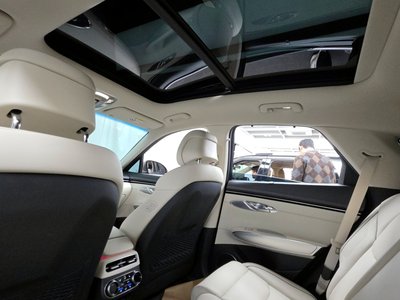 2022 Genesis GV70 — миниатюра 18