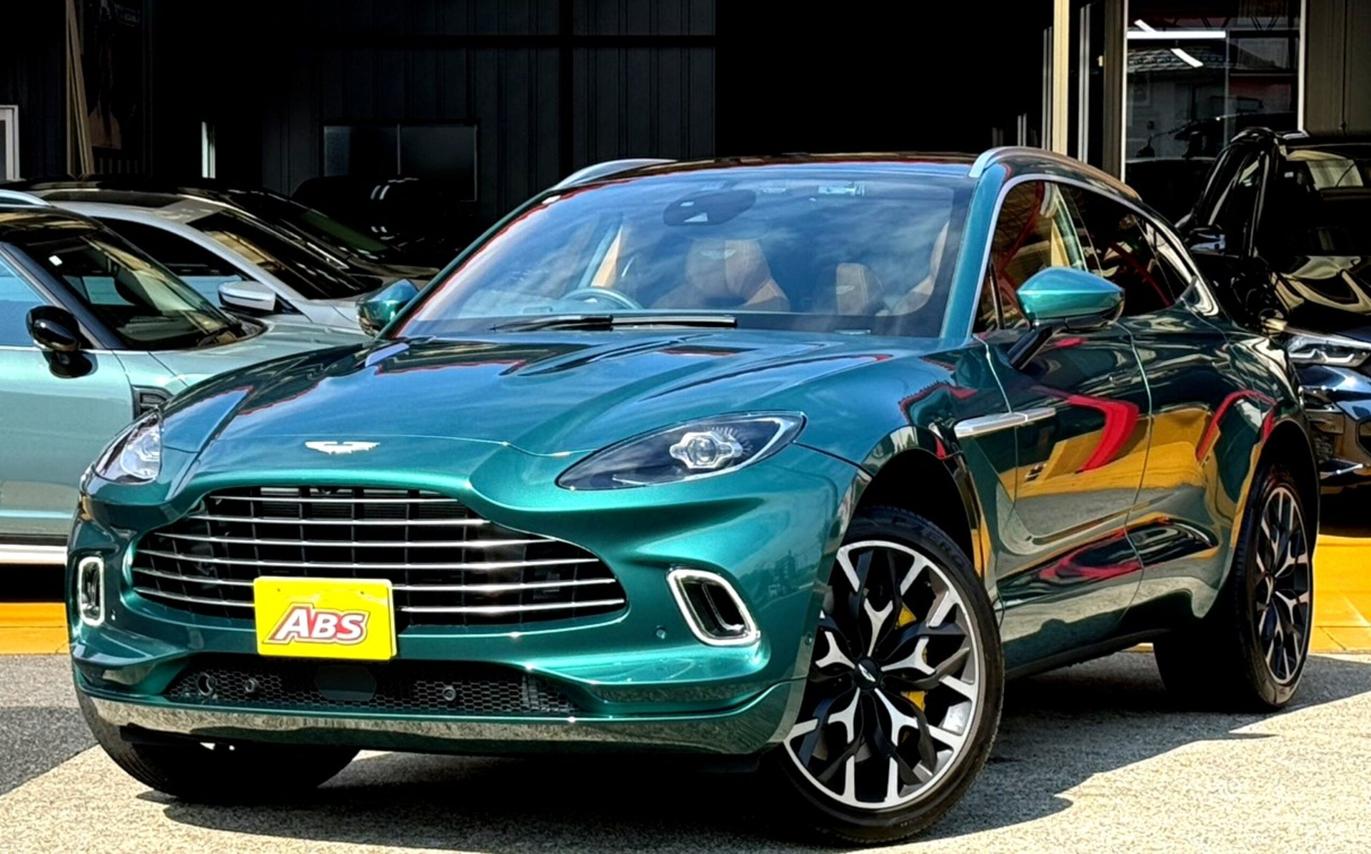 ASTON MARTIN DBX - View 1