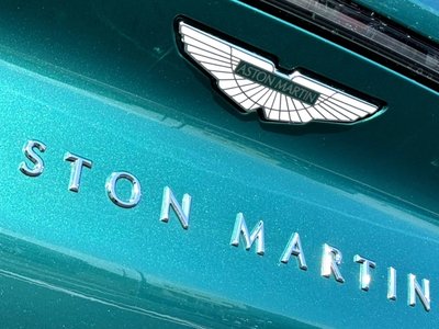 ASTON MARTIN DBX - 9