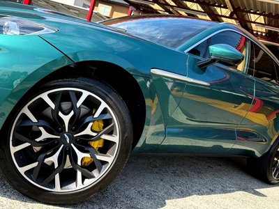 ASTON MARTIN DBX - 3