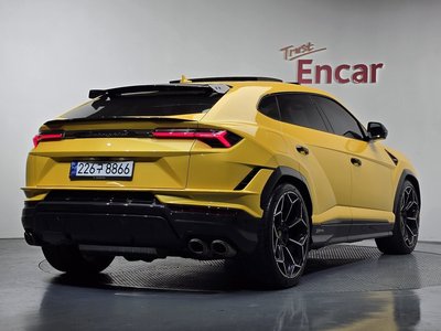 LAMBORGHINI URUS - 4
