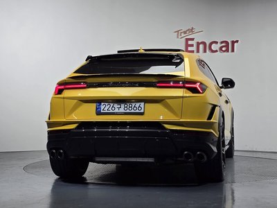 LAMBORGHINI URUS - 3