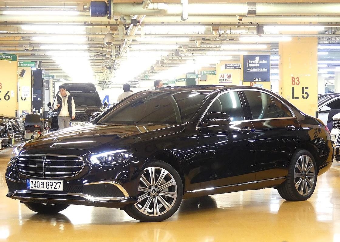 MERCEDES-BENZ E-CLASS - View 1