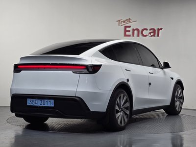 TESLA MODEL Y - 3
