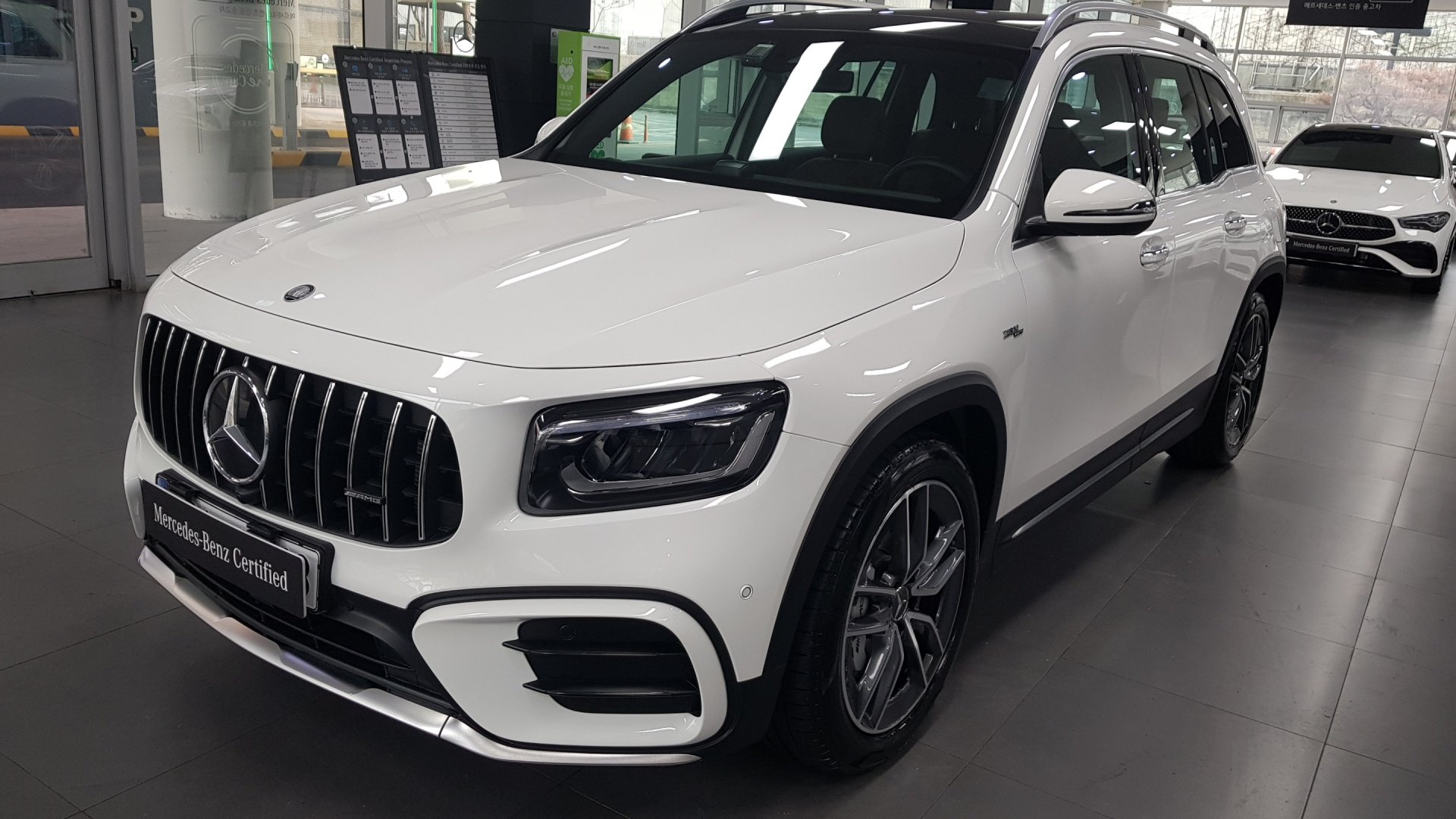 MERCEDES-BENZ GLB - View 1