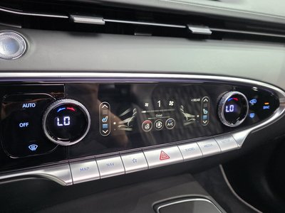 2021 Genesis GV70 thumbnail 32