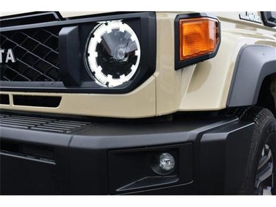 TOYOTA LAND CRUISER 70 - 6